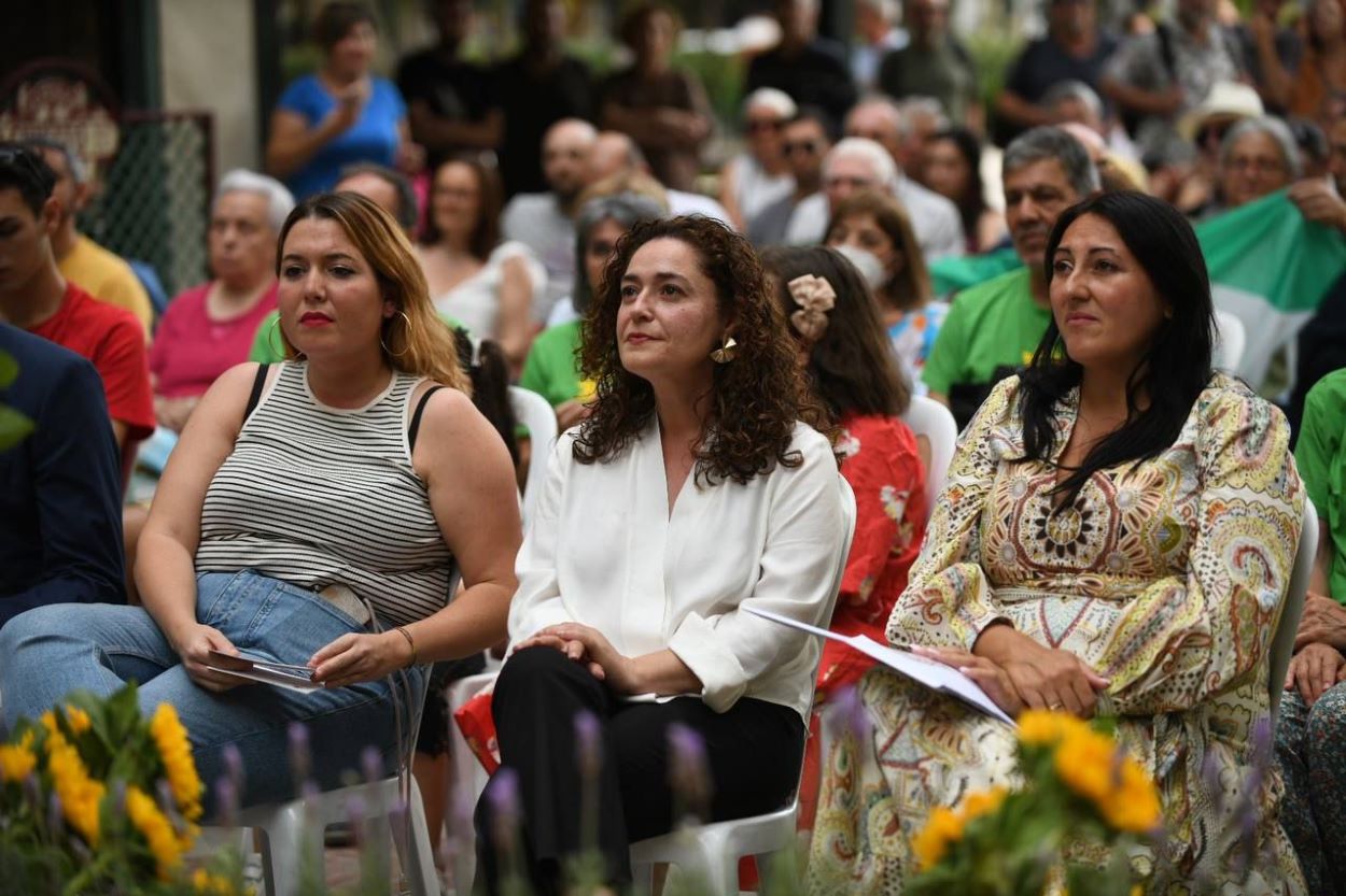 La candidata de Por Andalucía, Inmanulada Nieto (en el centro), un acto de campaña.