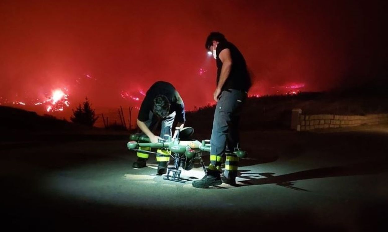 Dos efectivos con un dron que sobrevuela la zona del incendio de Pujerra (Málaga). Europa Press.