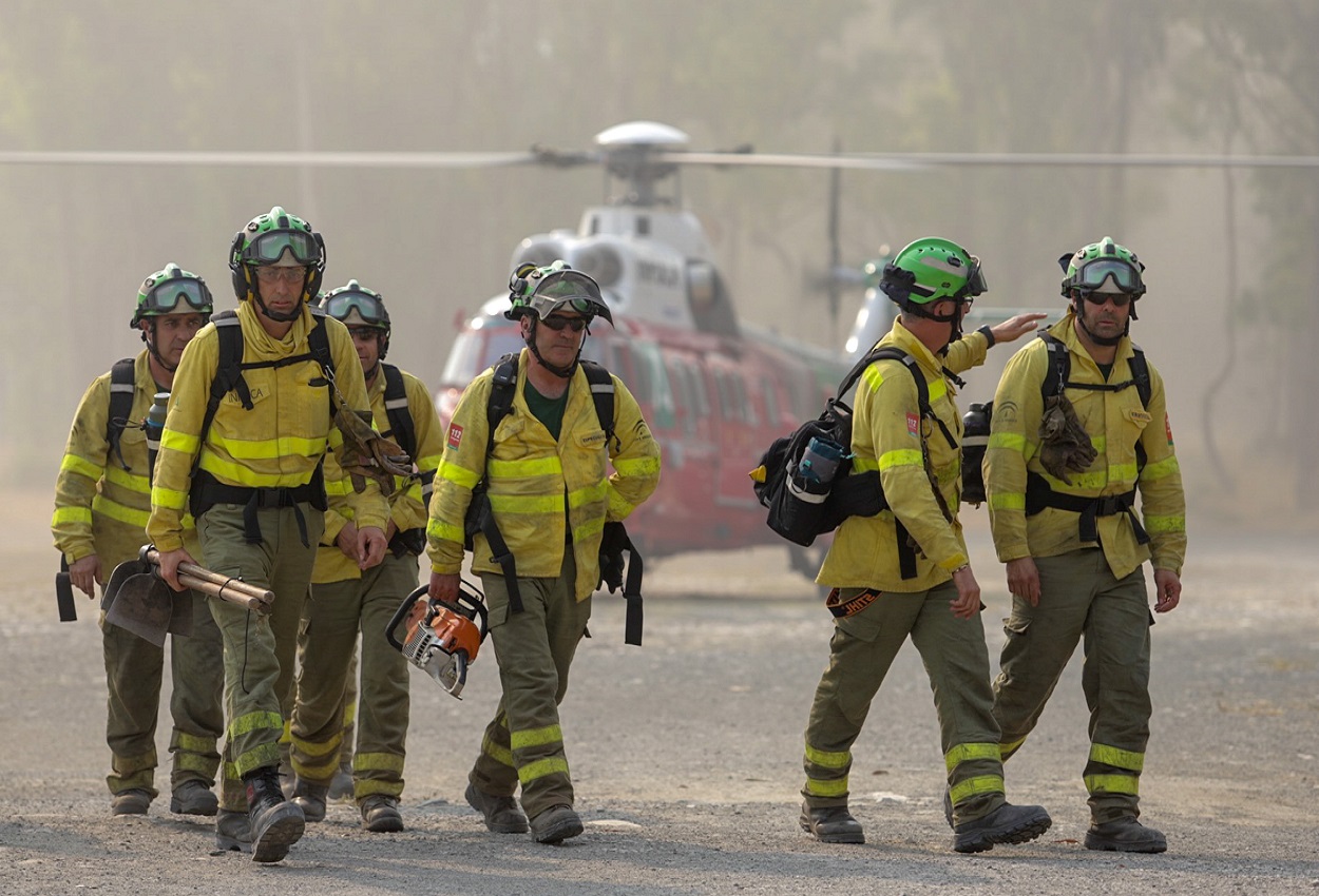 Bomberos que han trabajado en el incendio de Pujerra (Málaga). EP