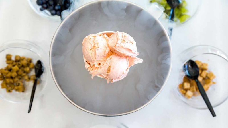 Puedes echar todo tipo de toppings a tu helado casero saludable. Pexels
