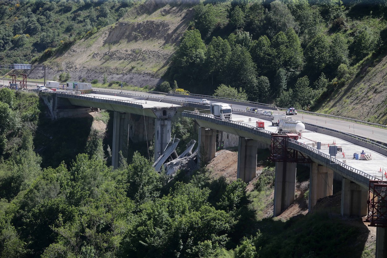 Parte del viaducto de El Castro en la A-6, en dirección Madrid - Europa Press