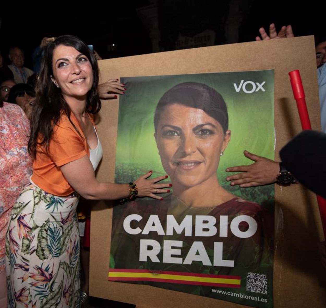 Macarena Olona en la pegada de carteles de apertura de campaña del 19J en Granada