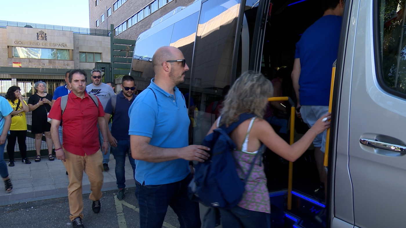 Trabajadores de los comités de empresa suben al autobús para dirigirse al Ministerio de Industria