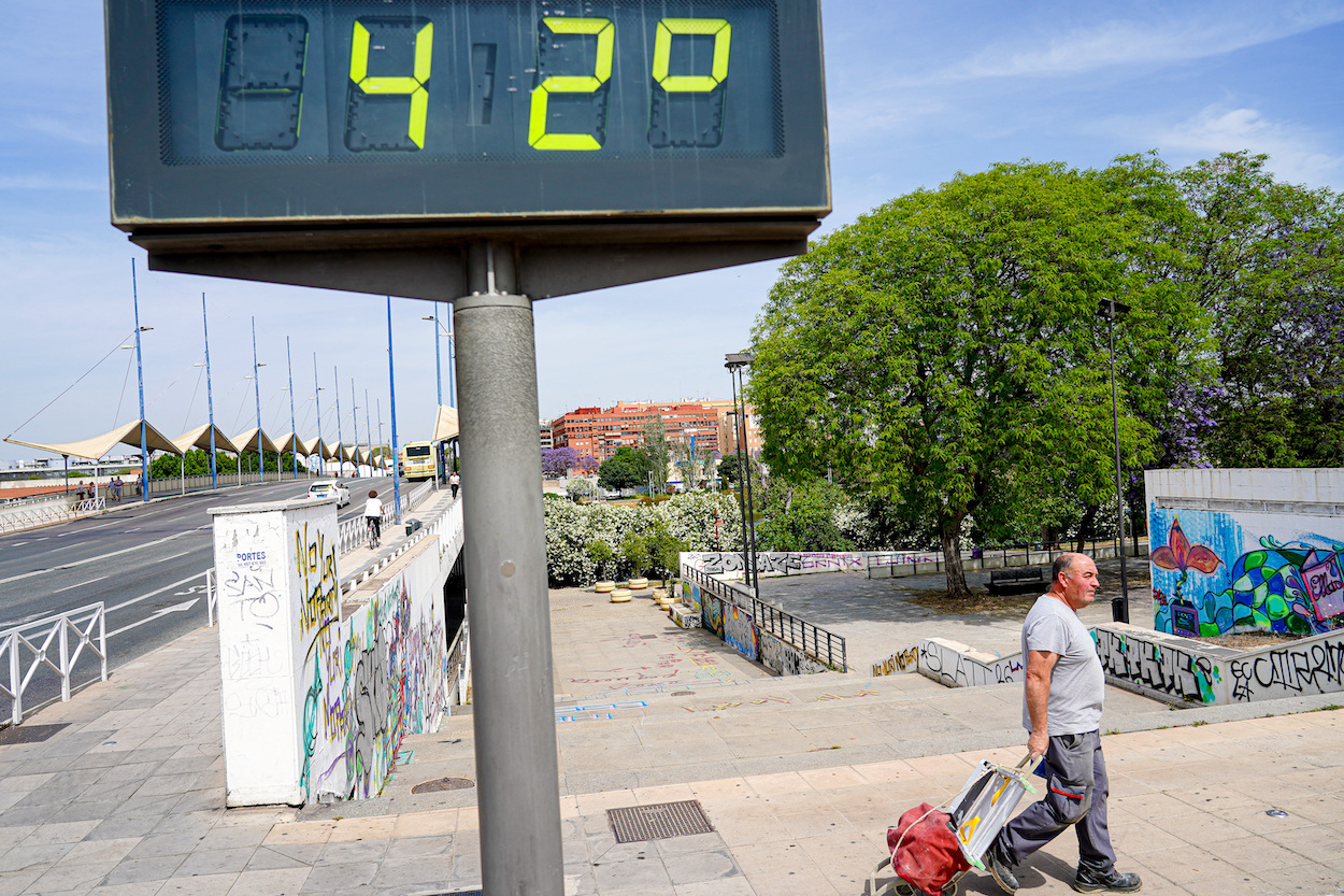 Un termómetro urbano en el Puente del Cachorro (Sevilla)- Europa Press