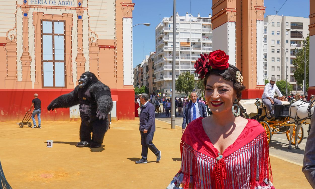 La candidata de Vox a la Presidencia de la Junta de Andalucía, Macarena Olona, en la Portada de la Feria.el jueves de Feria a 05 de mayo del 2022 en Sevilla (Andalucía, España)