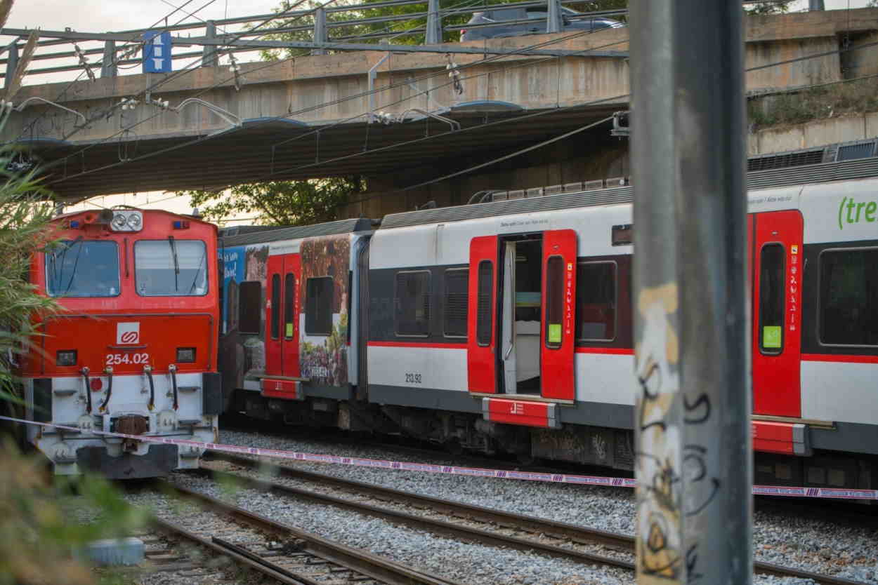 Dos trenes accidentados en la estación de Ferrocarrils de la Generalitat (FGC) de Sant Boi de Llobregat (Barcelona) el pasado mes