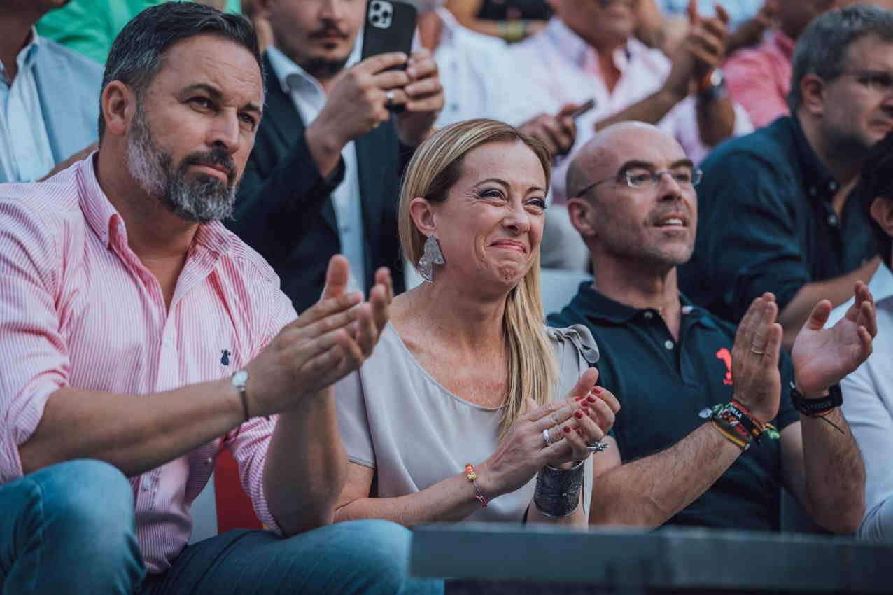 Santiago Abascal, Giorgia Meloni y Jorge Buxadé en el mitin de Vox en Marbella.