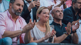 Santiago Abascal, Giorgia Meloni y Jorge Buxadé en el mitin de Vox en Marbella.