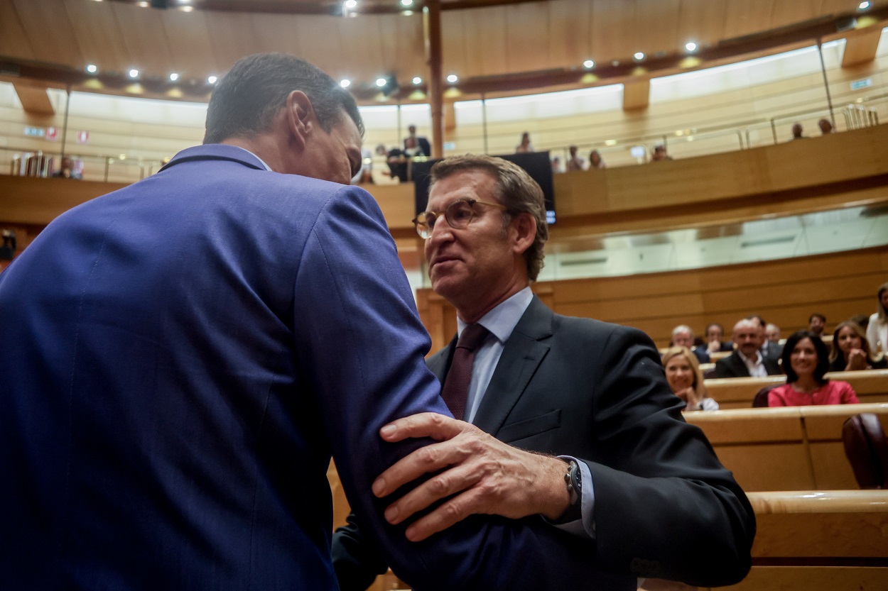 Pedro Sánchez y Alberto Núñez Feijóo se saludan en el Senado. Fuente: Europa Press.