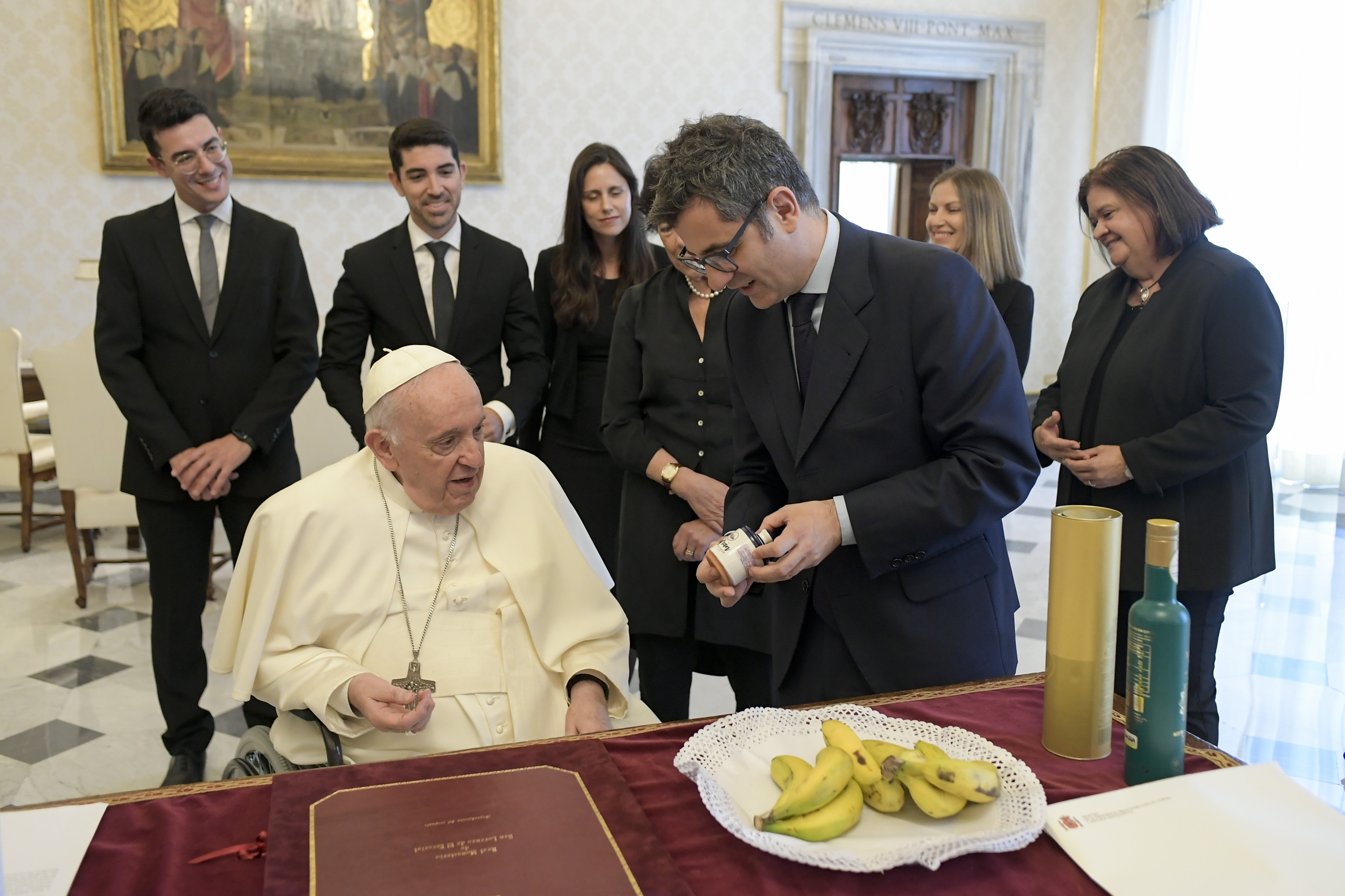 Bolaños obsequia al Papa Francisco en su visita al Vaticano. RTVE