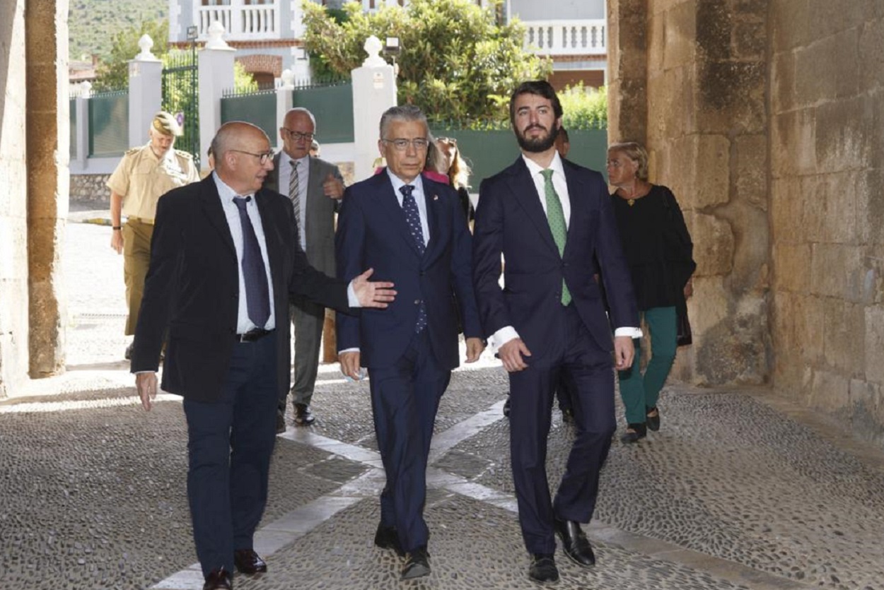 El vicepresidente de la Junta de Castilla y León, Juan García-Gallardo (derecha), durante un acto en Covarrubias (Burgos). Fuente: Junta de CyL.