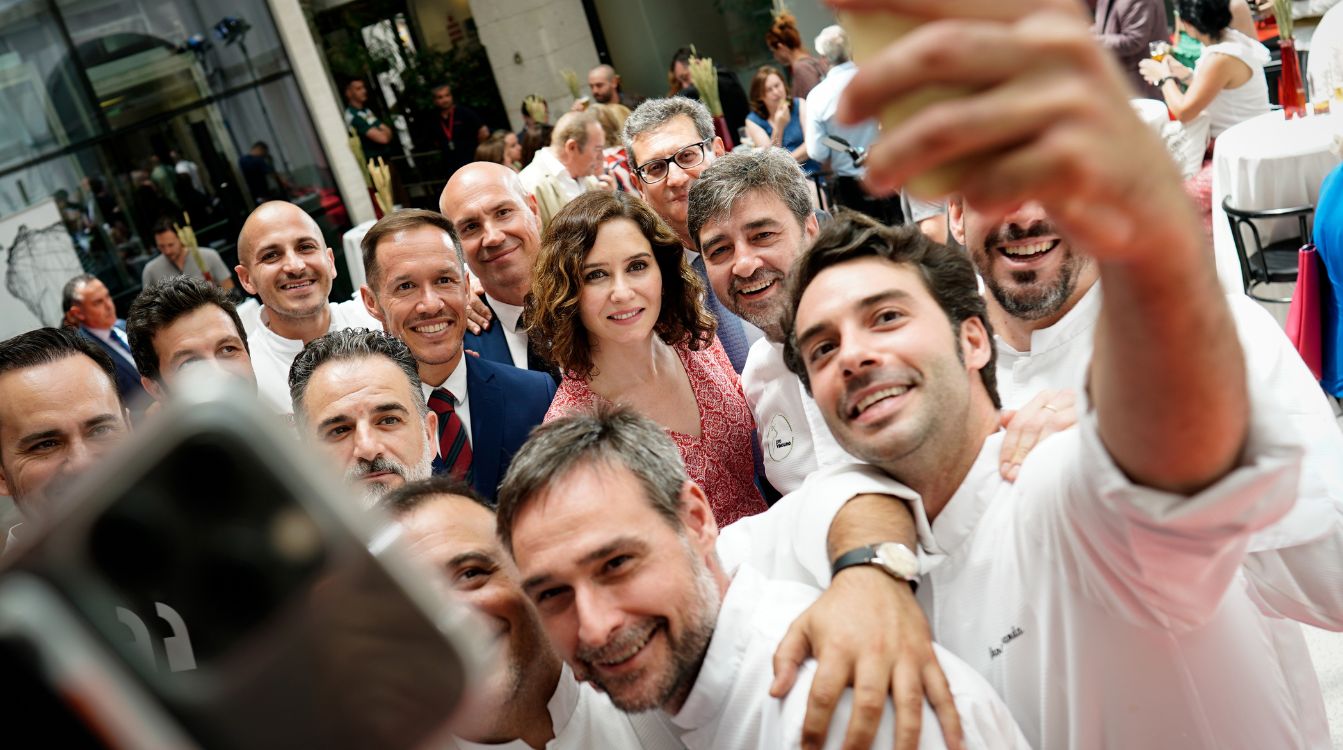 Isabel Díaz Ayuso y el presidente del Cabildo de La Palma se han fotografiado junto a los cocineros que han partidipado en el libro 'A pedir de vaca'