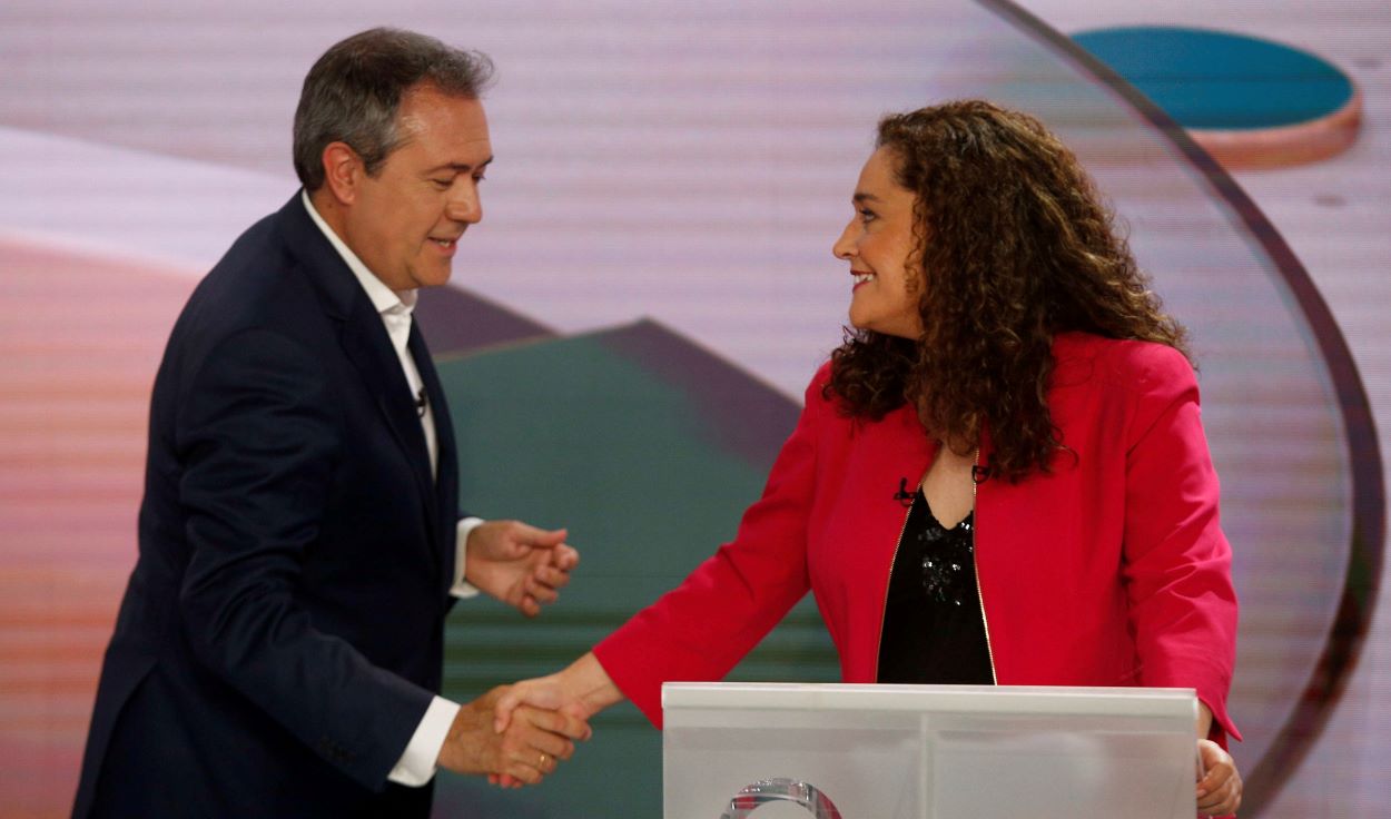 Juan Espadas e Inmaculada Nieto se saludan antes del debate. JOAQUÍN CORCHERO/EP