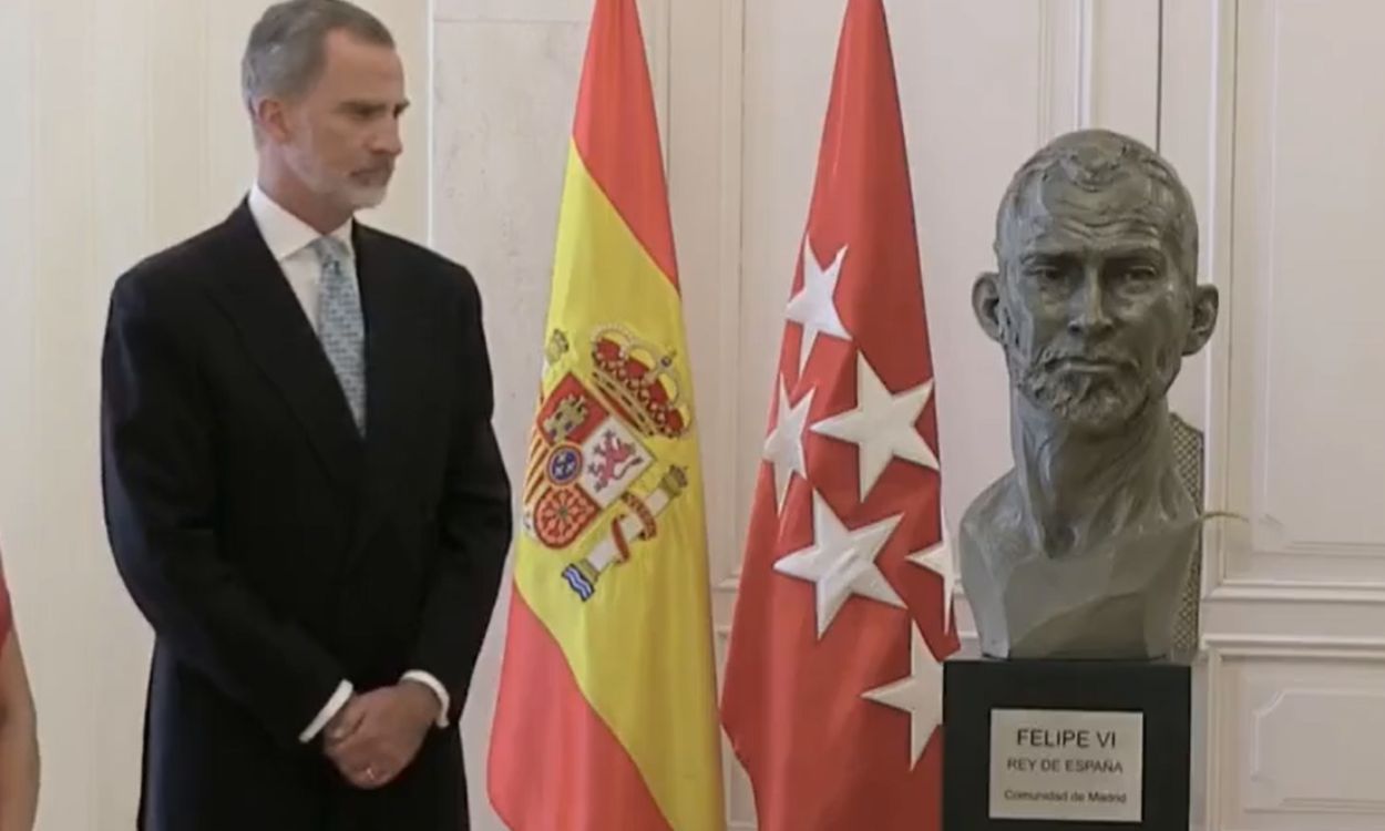 El rey Felipe VI, junto a su busto realizado por la Comunidad de Madrid