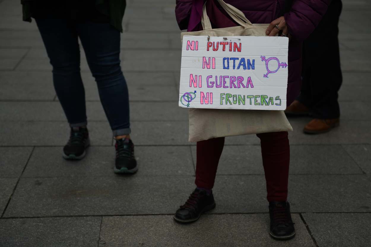 Una persona con una pancarta que dice 'Ni Putin, ni OTAN, ni guerra, ni fronteras',