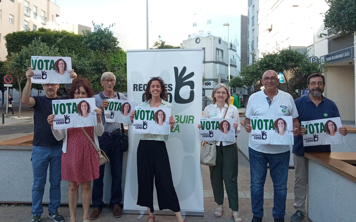 La candidata Violeta Tercedor (en el centro), con otros miembros de la lista de Recortes Cero.