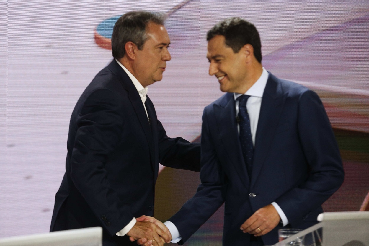 Juan Espadas (izquierda) saluda a Juanma Moreno Bonilla, durante el debate de RTVE. Fuente: Europa Press.