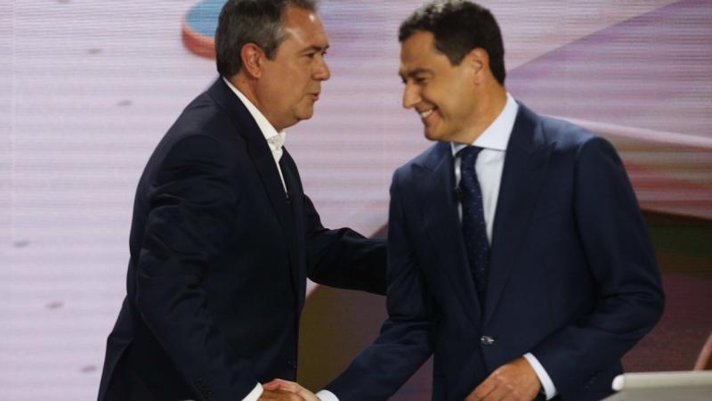 Juan Espadas (izquierda) saluda a Juanma Moreno Bonilla, durante el debate de RTVE. Fuente: Europa Press.