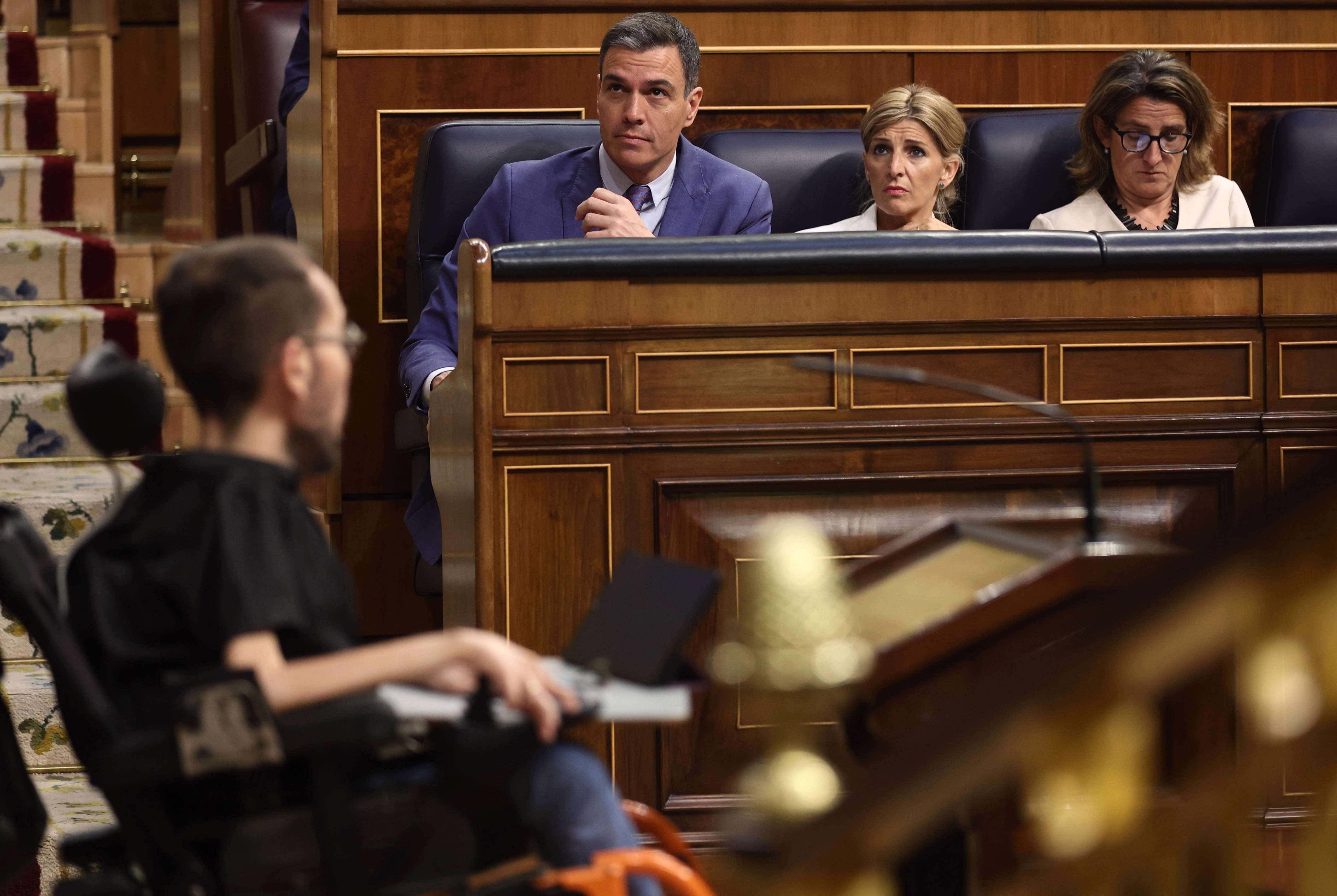 El presidente del Gobierno, Pedro Sánchez; junto a Yolanda Díaz y Teresa Ribera escuchando un discurso de Pablo Echenique