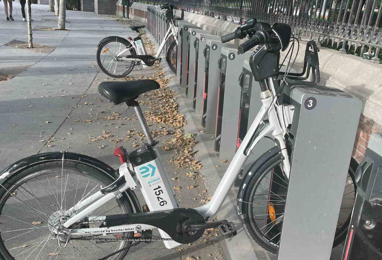 Imagen de un tótem de BiciMad con bicis rotas mostrado por Mónica García