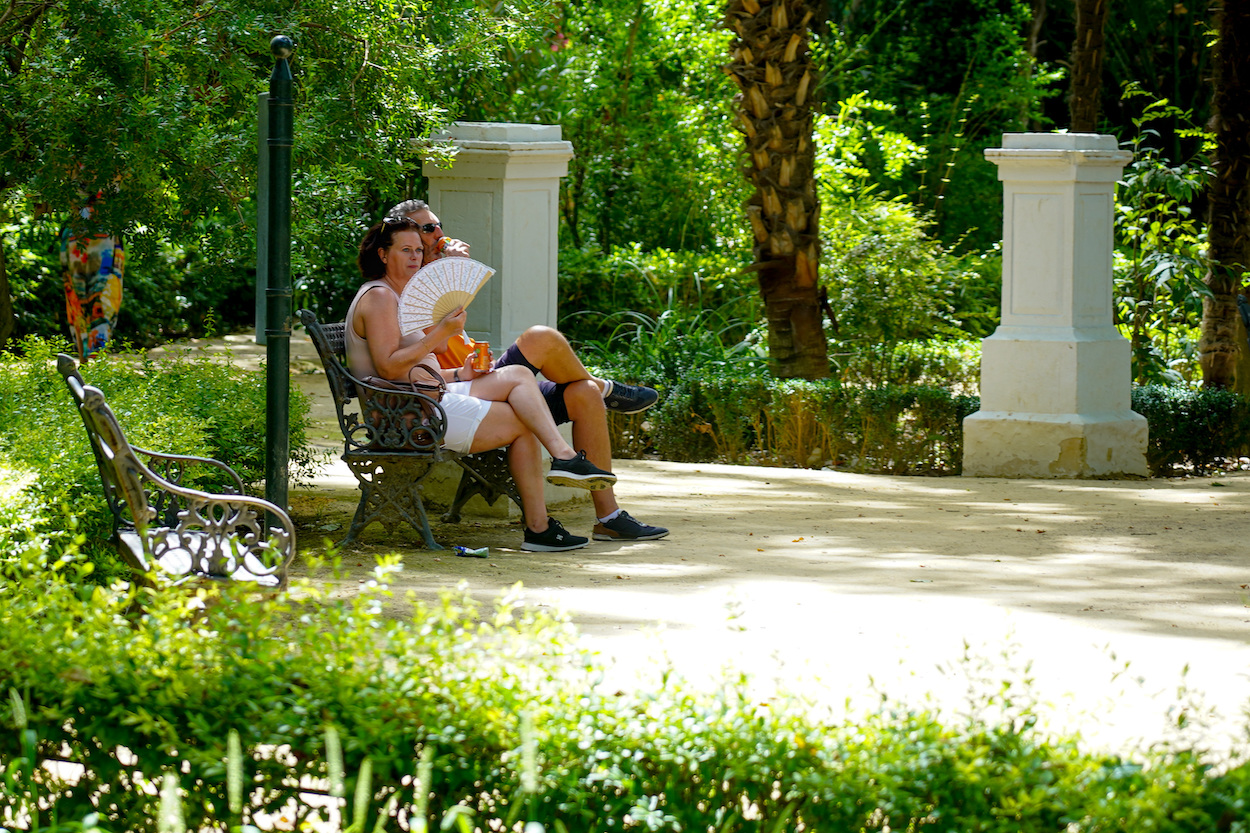 Una pareja bebe agua en el Parque de Maria Luisa en Sevilla (Andalucía, España), Europa Press