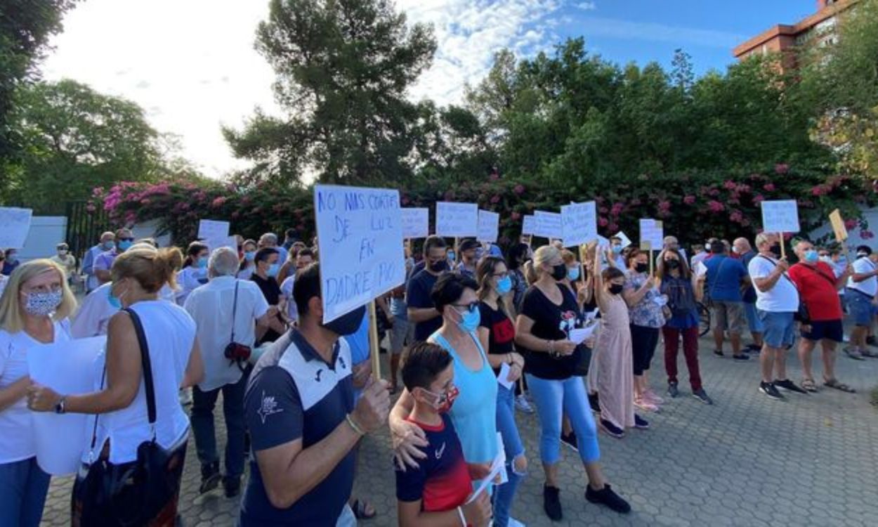 Barrios obreros de Sevilla se tiran a la calle ante el “infierno insostenible” que sufren los vecinos por los cortes de luz