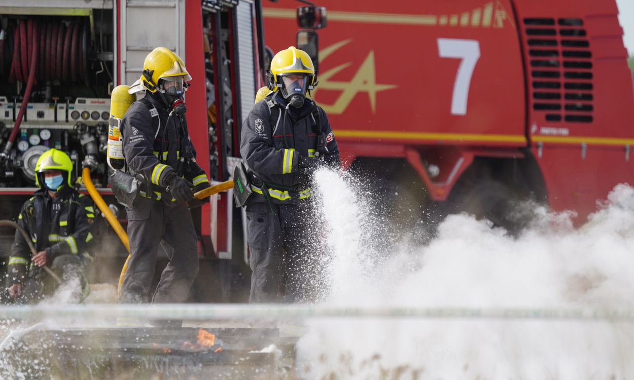 Varios bomberos participan en un simulacro de accidente aéreo en la Base Aérea de Matacán. Europa Press.