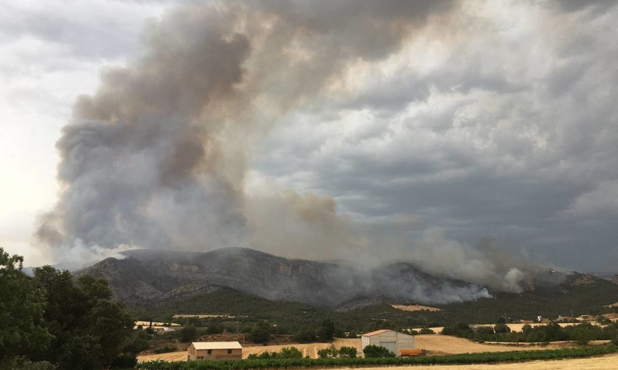 Incendio en Artesa de Segre (Lleida) este miércoles por la tarde. Europa Press.