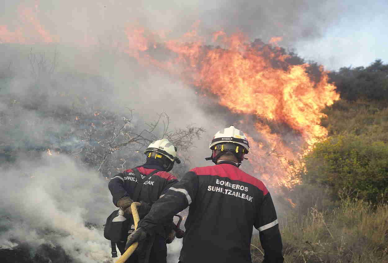 Cuatro incendios forestales se mantienen activos en Navarra. Europa Press.