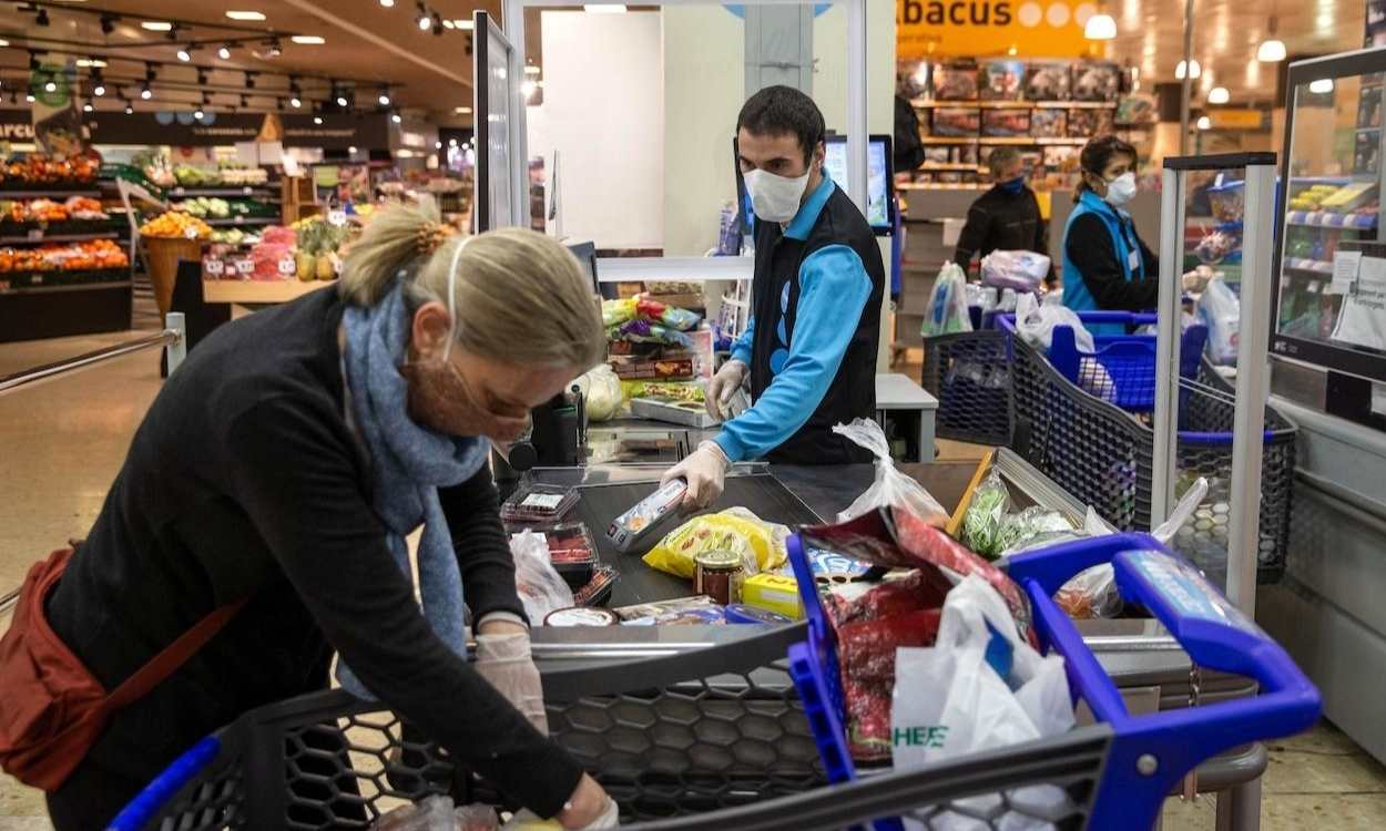Un trabajador en un supermercado. Europa Press