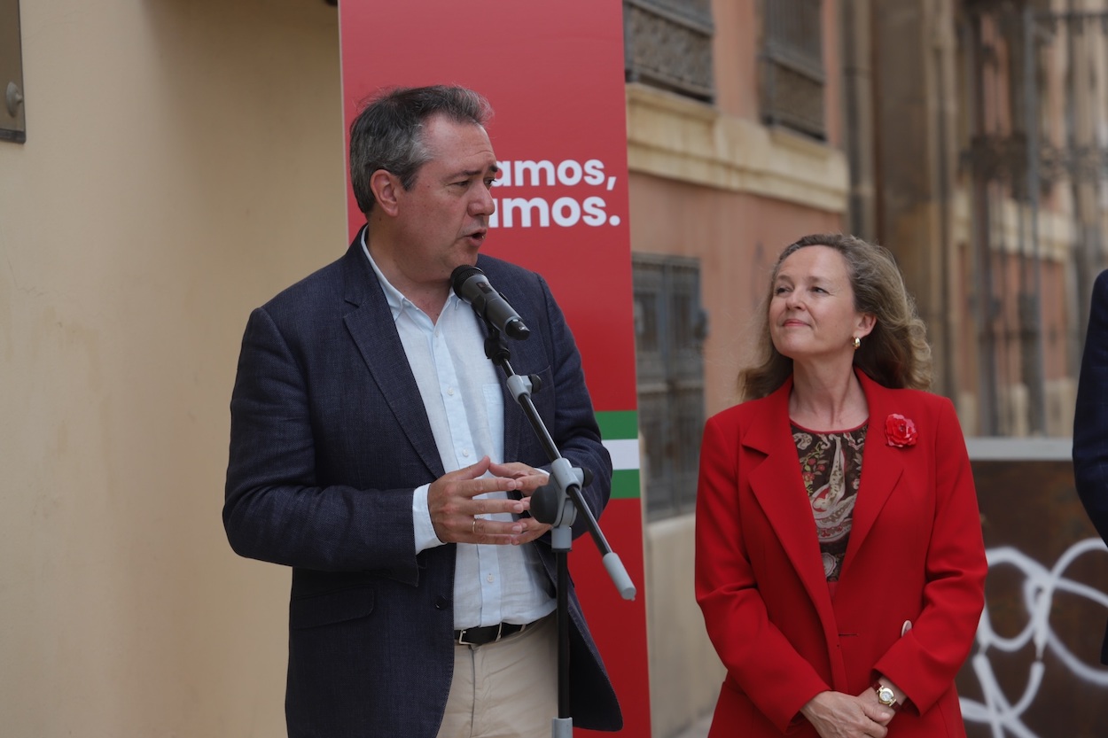 La ministra de Economía, Nadia Calviño, ayer en Granada con el candidato del PSOE a la Presidencia de la Junta, Juan Espadas. ÁLEX ZEA/EP