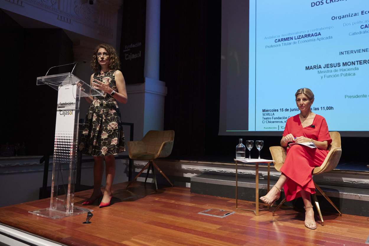 La ministra de Hacienda, María Jesús Montero, (i) junto a la vicepresidenta segunda del Gobierno, Yolanda Díaz, (d) durante el encuentro organizado por Economistas contra la crisis