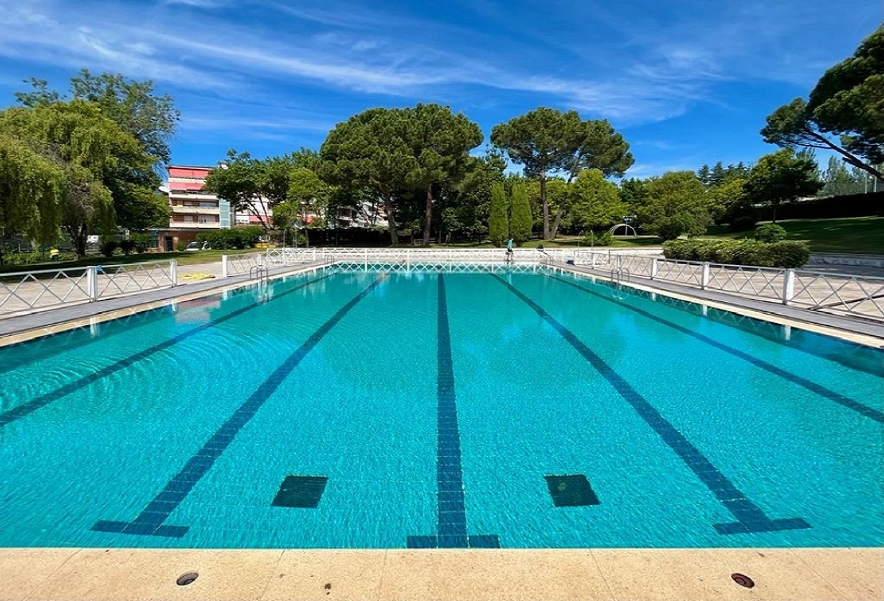 Ayuso tiene cerradas las piscinas en plena ola de calor y Almeida mantendrá obras en varias durante el verano