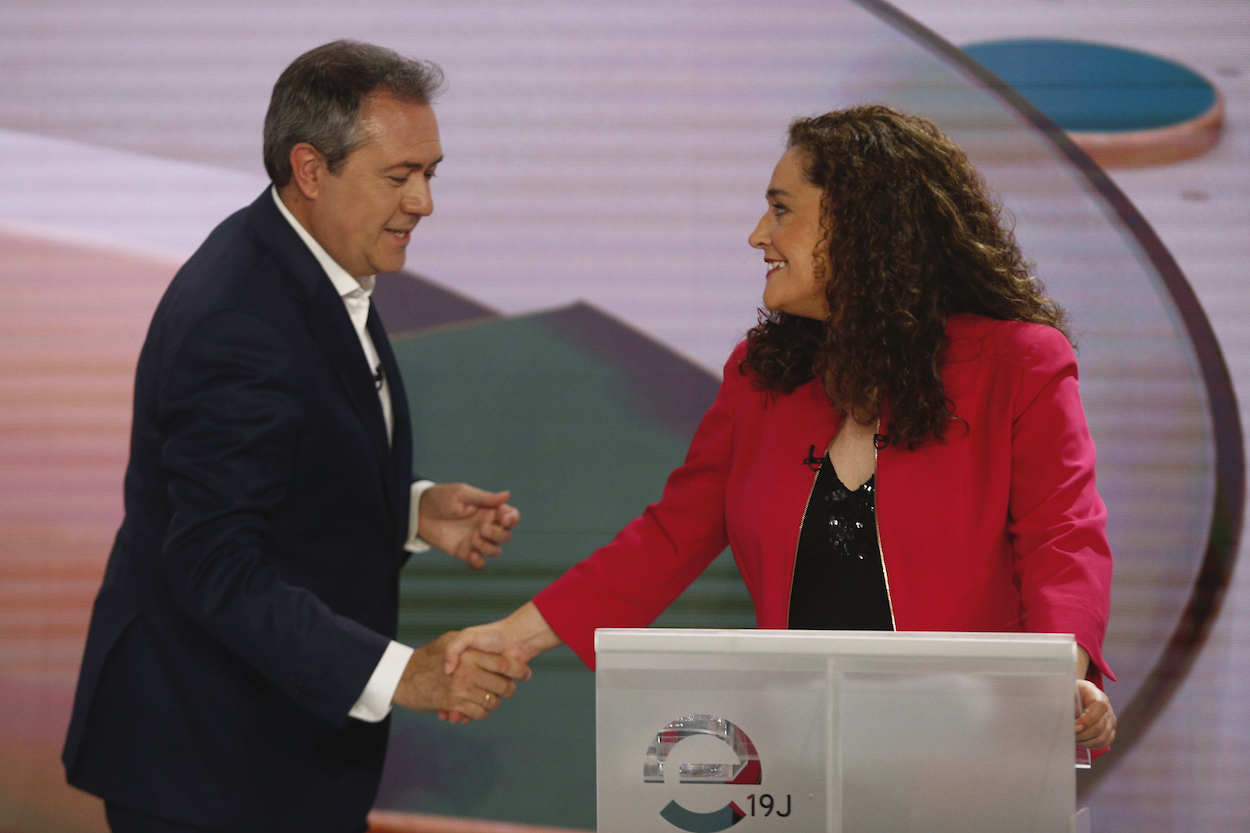 El candidato del PSOE a la presidencia de la Junta de Andalucía, Juan Espadas, saluda a la candidata de Por Andalucía a la presidencia de la Junta de Andalucía, Inmaculada Nieto. EP