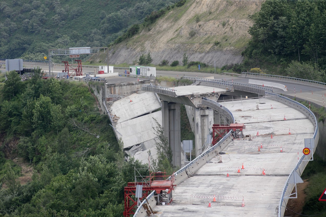 Vista general del puente del que se ha desprendido una parte, a 16 de junio de 2022, en Vega de Valcarce, León (España).- Europa Press