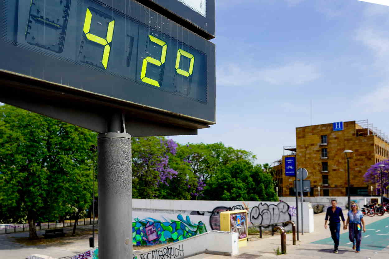 Imagen de archivo de un termómetro urbano con 42 grados. EP