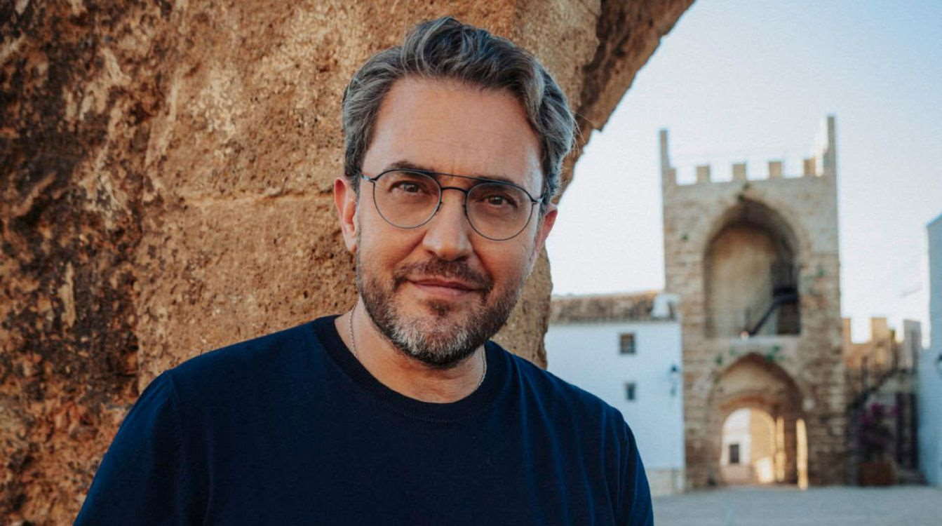 Máximo Huerta acaba de publicar 'Adiós, pequeño', la novela autobiográfica con la que ganó el Premio Fernando Lara. (Foto: Greg A. Sebastián)