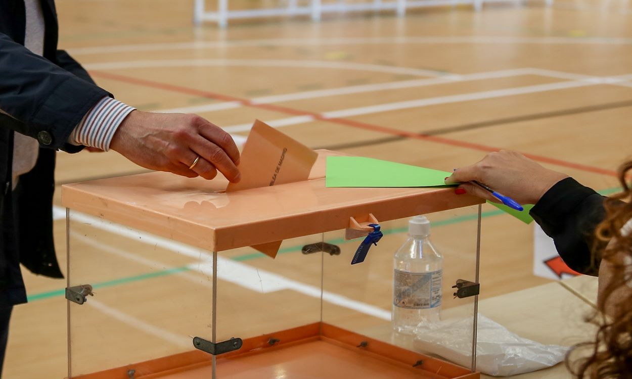 Un hombre ejerce su derecho a voto. EP.