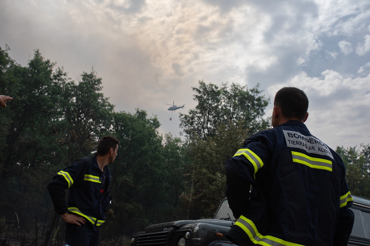 Bomberos en la Sierra de la Culebra, en Zamora. Europa Press