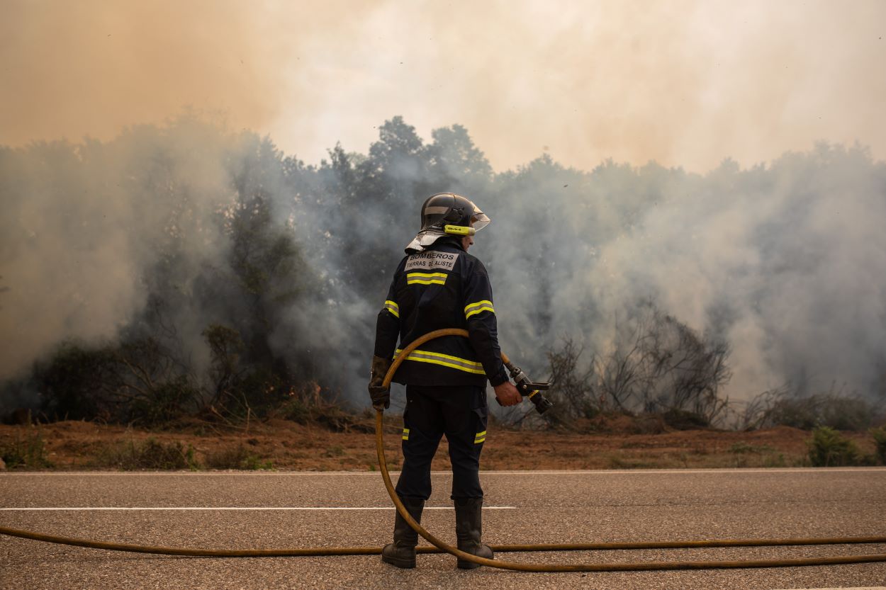 Un bombero trabaja en la zona cercana al incendio de la Sierra de la Culebra. EP.