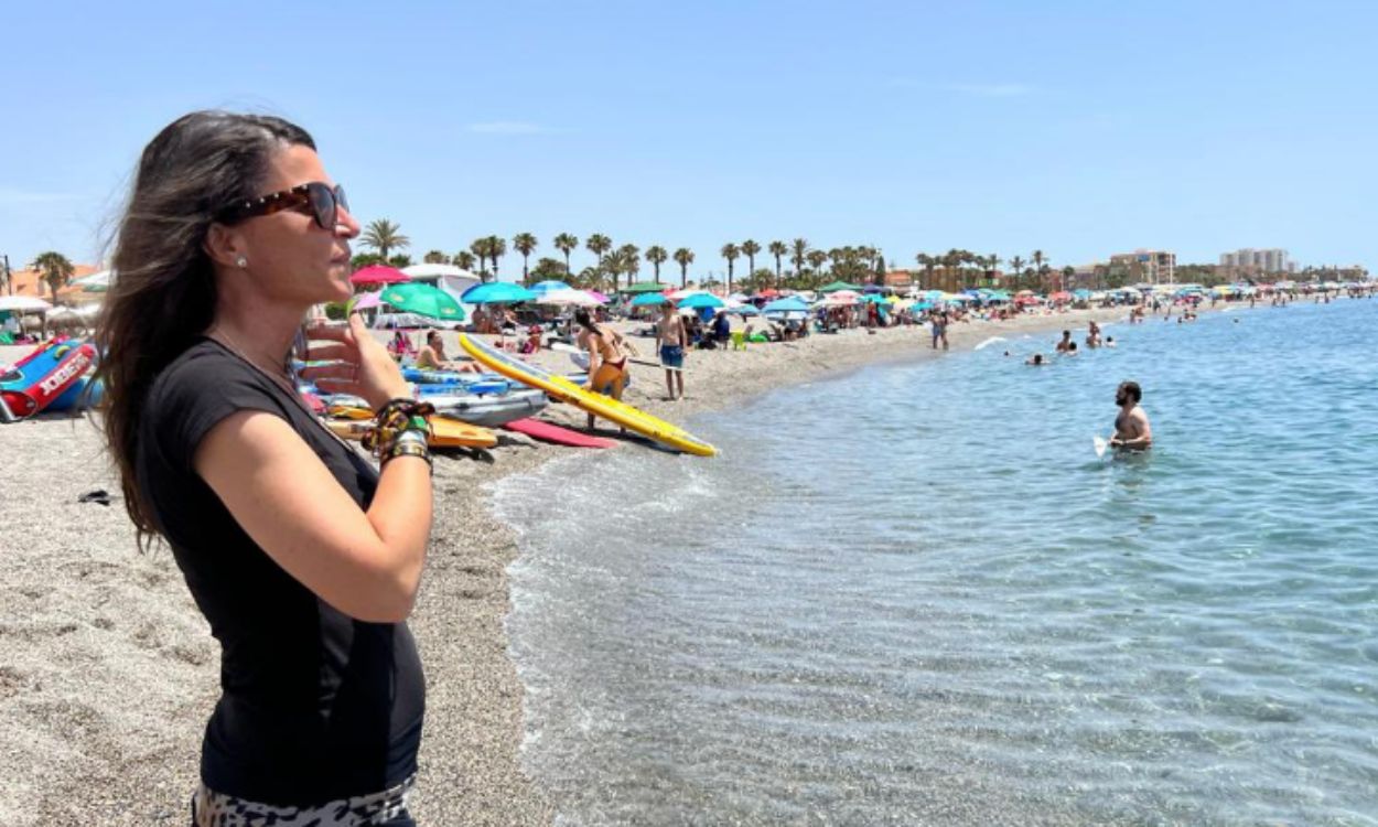 Macarena Olona en la playa de Salobreña en la jornada de reflexión
