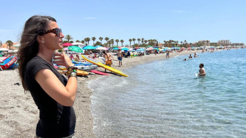 Macarena Olona en la playa de Salobreña en la jornada de reflexión
