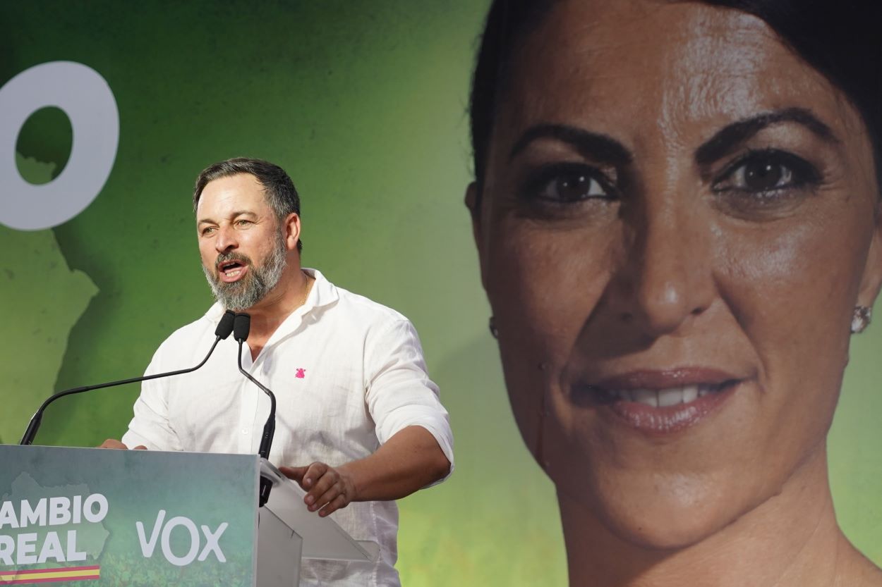 El lider de Vox , Santiago Abascal, clausura el acto de cierre de campaña en Sevilla. EDUARDO BRIONES/EP