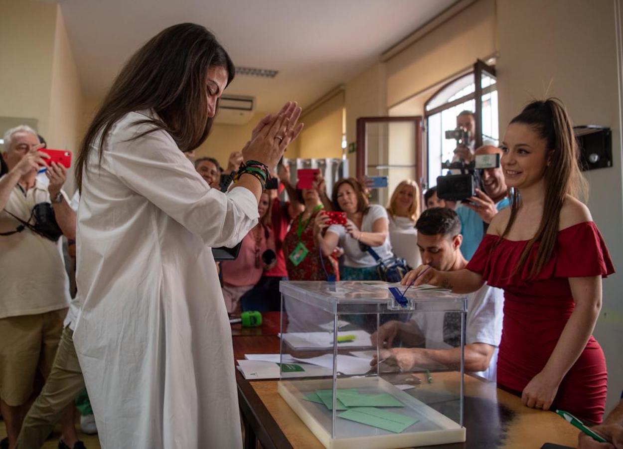 Macarena Olona vota en Granada. EP