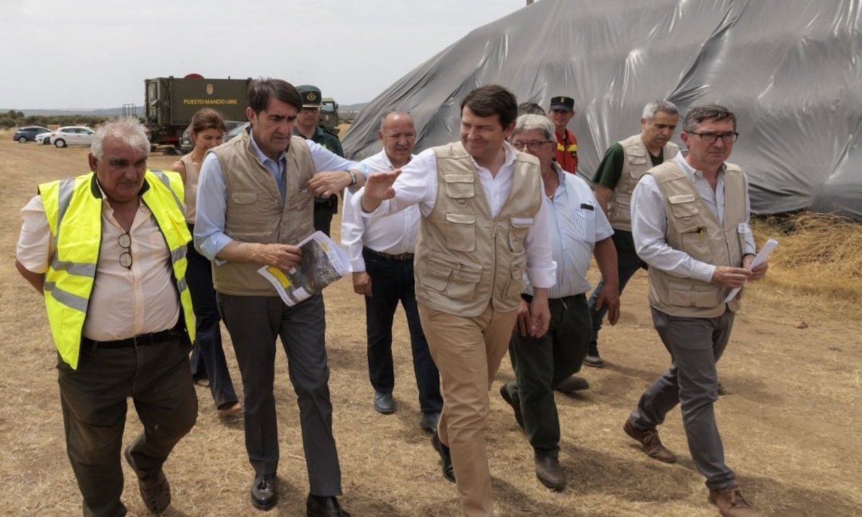 "Zamora se quema, pero el equipo de Mañueco se ha vestido de safari para el reportaje fotográfico". @AndaluciaSinVox