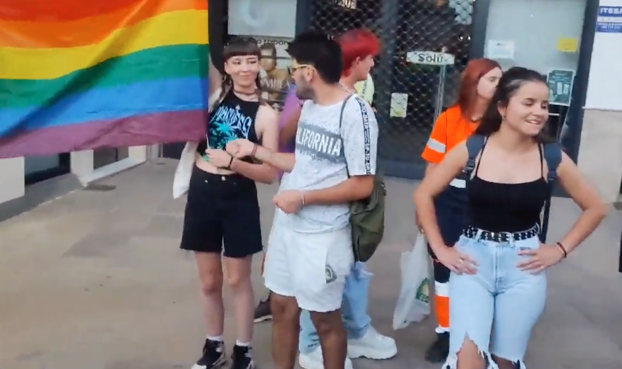  Abascal llama a que expulsen de un mitin de Vox a valientes andaluces gays. EP