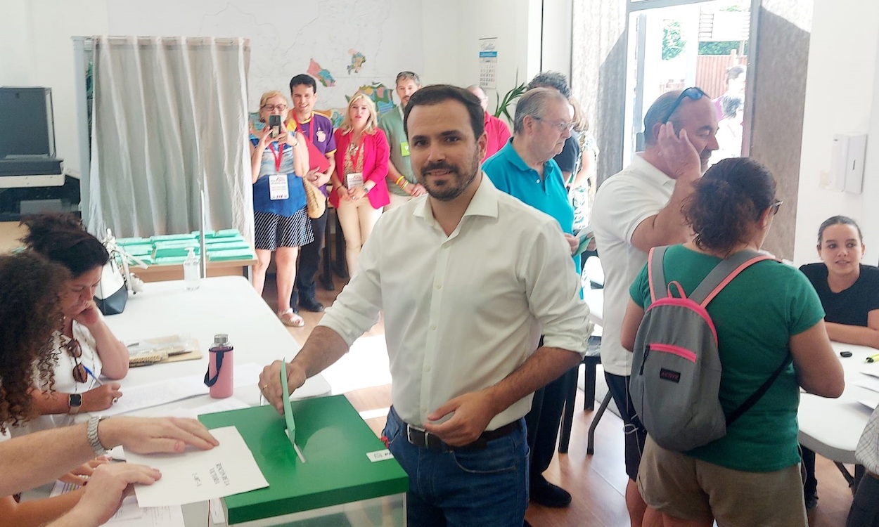 El coordinador general de Izquierda Unida y ministro de Consumo, Alberto Garzón, vota el 19J. Europa Press