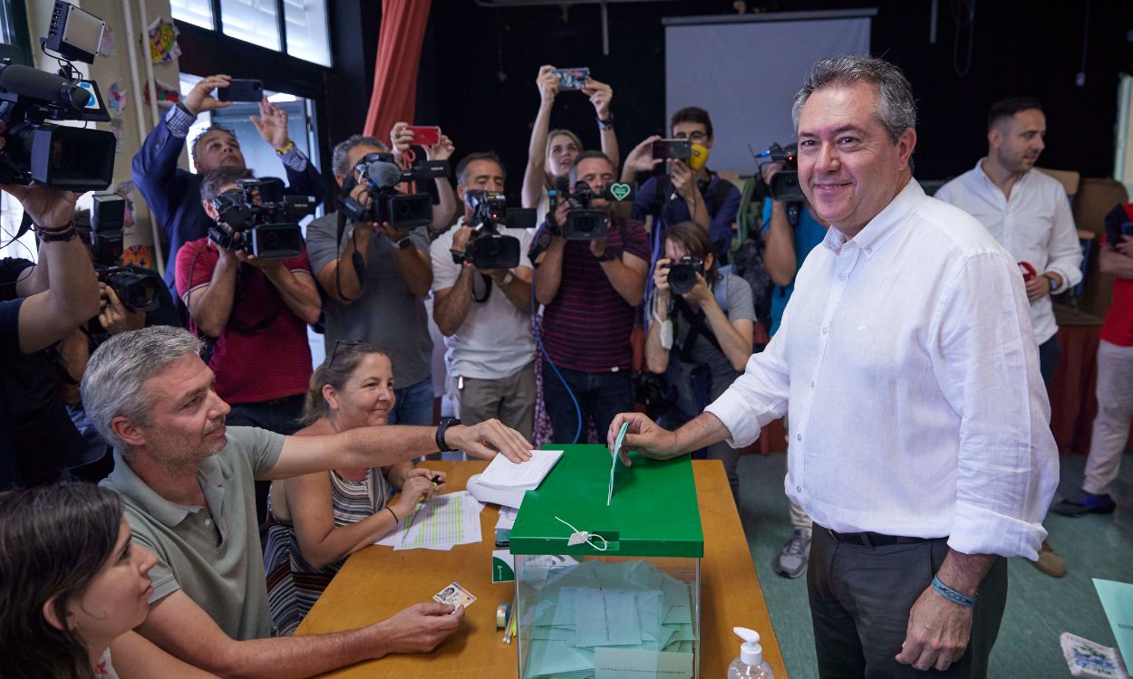 El candidato del PSOE a la Presidencia de la Junta y secretario general del PSOE de Andalucía, Juan Espadas, ejerce su derecho al voto en el CEIP Calvo Sotelo en Sevilla. Europa Press.