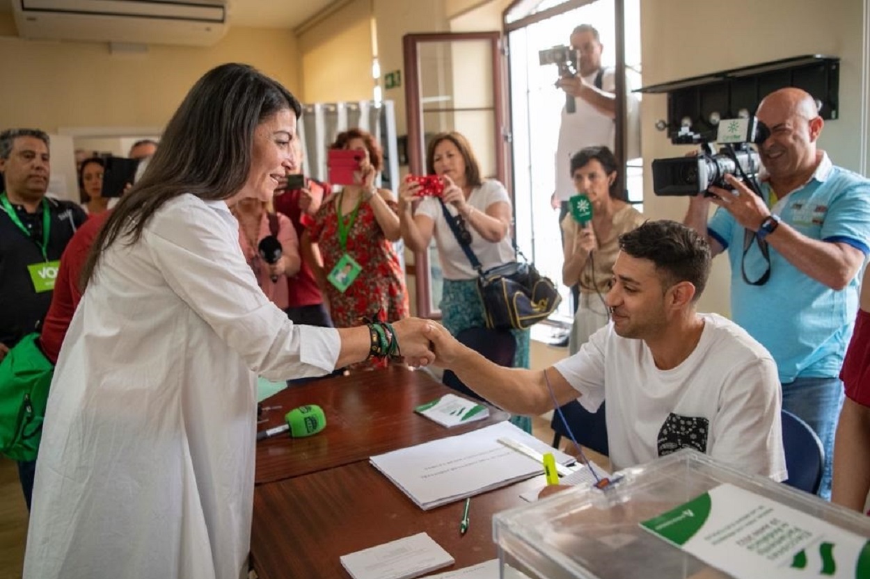 Macarena Olona ejerciendo su derecho al voto. EP