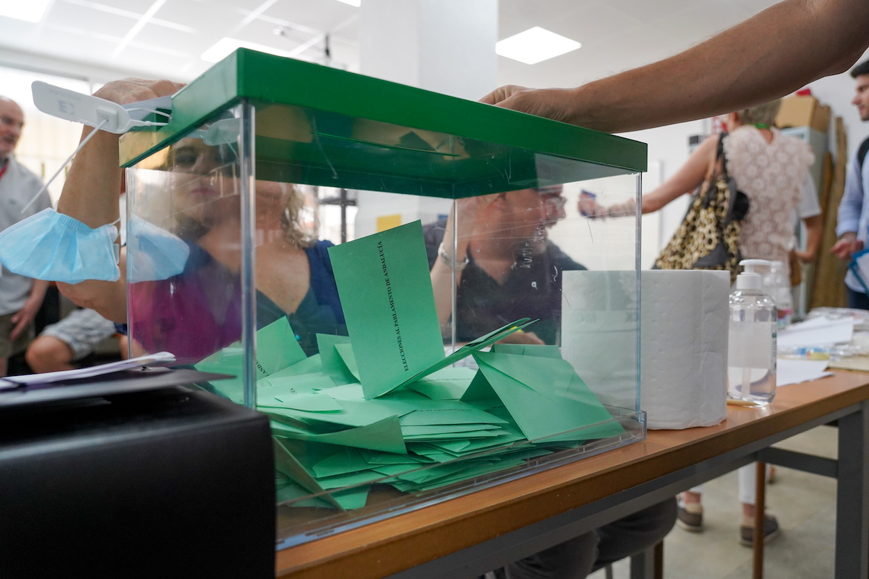 Urnas con las papeletas donde los andaluces ejercen su derecho al voto durante el día de las elecciones. EP